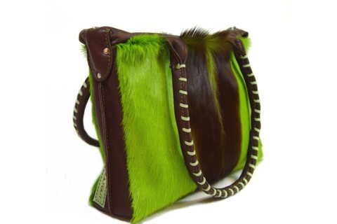 Handtasche aus Springbockfell in gruen